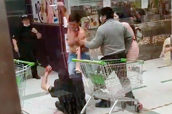 Impactante video: Adolescente de 16 años apuñala a dos guardias de supermercado