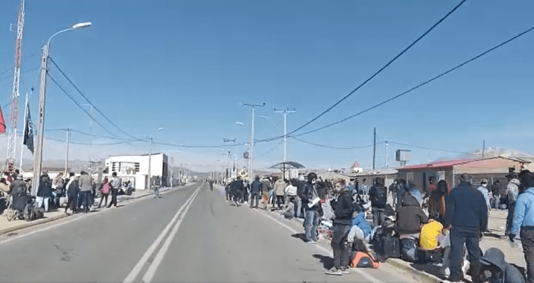 Crisis migratoria “al rojo vivo”: informan que Ejército y carabineros se enfrentan a migrantes para impedir ingreso ilegal desde Bolivia…pero cruzaron igual