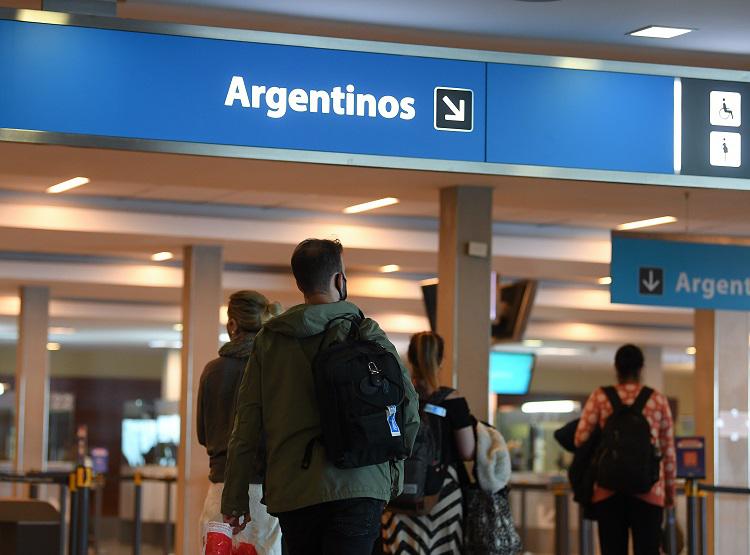 Argentina mantendrá cerradas sus fronteras para extranjeros no residentes durante todo febrero