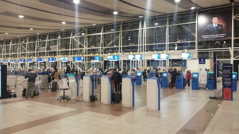 Peligro de colisión: Contagios superan los 7 mil y sigue abierto el Aeropuerto