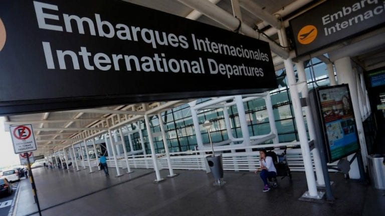 Funcionarios de la DGAC exigen cerrar el aeropuerto internacional de Santiago