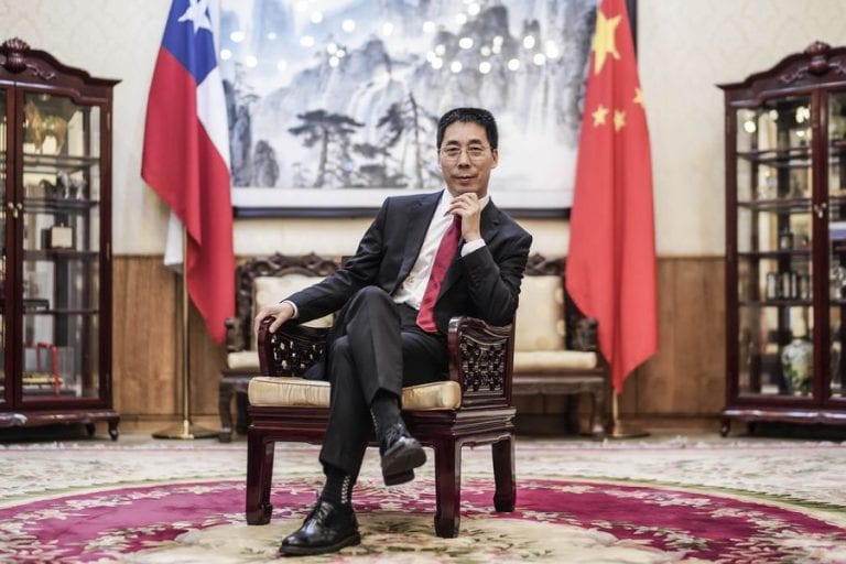 Embajador chino sale a defender vacunas ante oleada de cuestionamientos mundiales