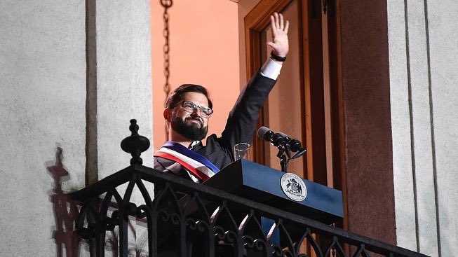 Gabriel Boric Balcon La Moneda
