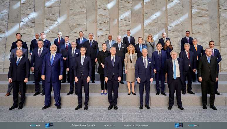 Family photo - Extraordinary Summit of NATO Heads of State and Government