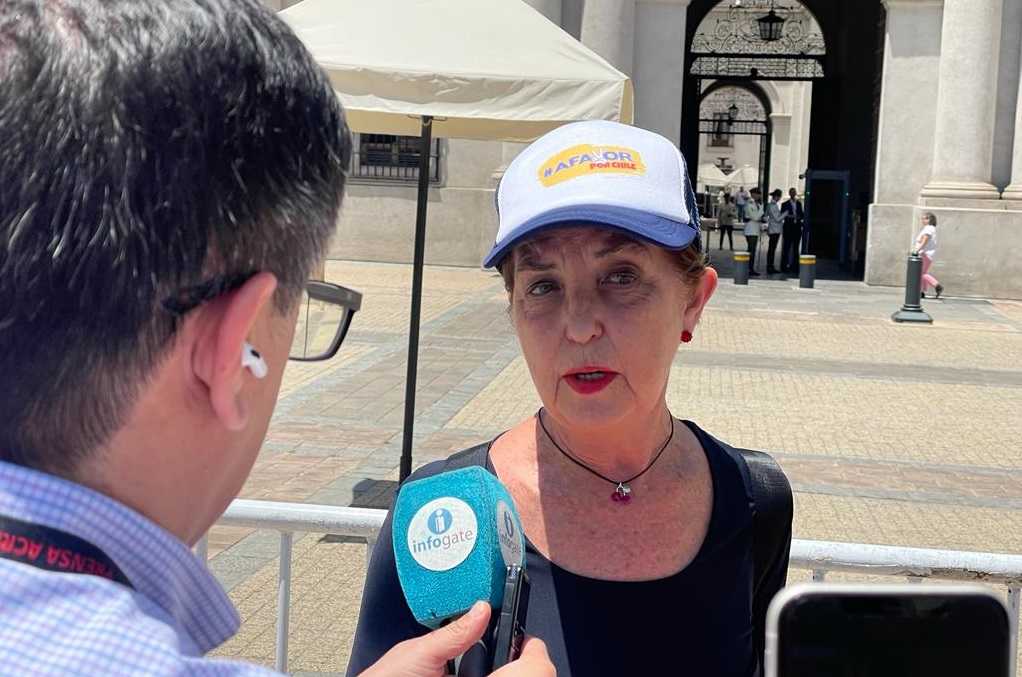 Gloria Hutt Evopoli en manifestación A Favor frente a La Moneda 06-12-2023 (Foto Infogate)