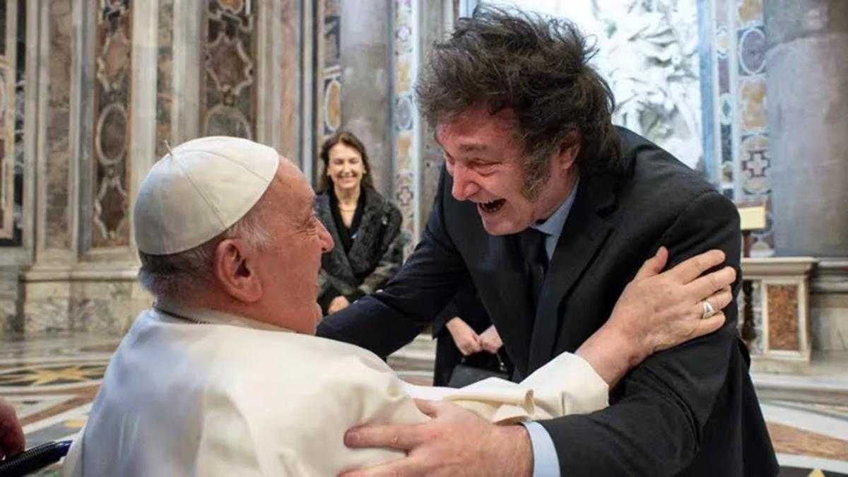 Milei abrazando al Papa en El Vaticano