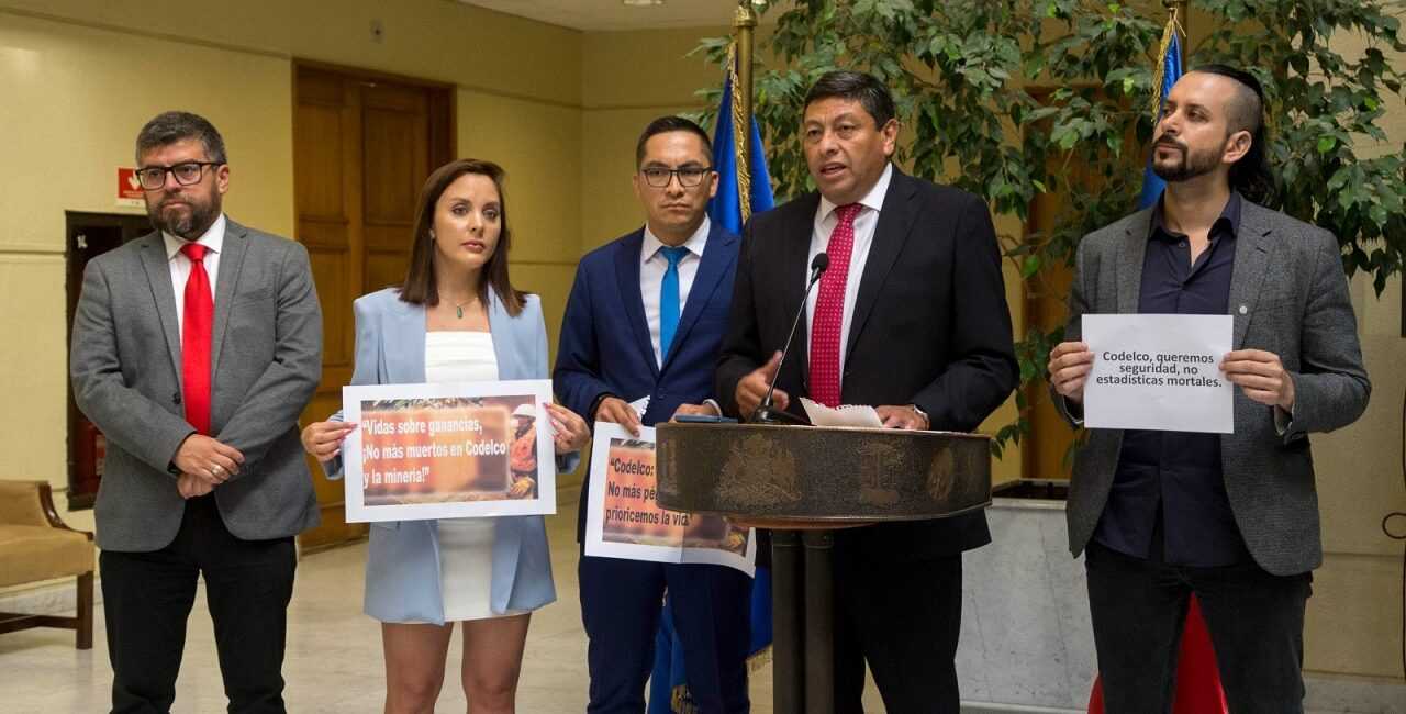 Diputados oficialistas piden renuncia de Pacheco en Codelco