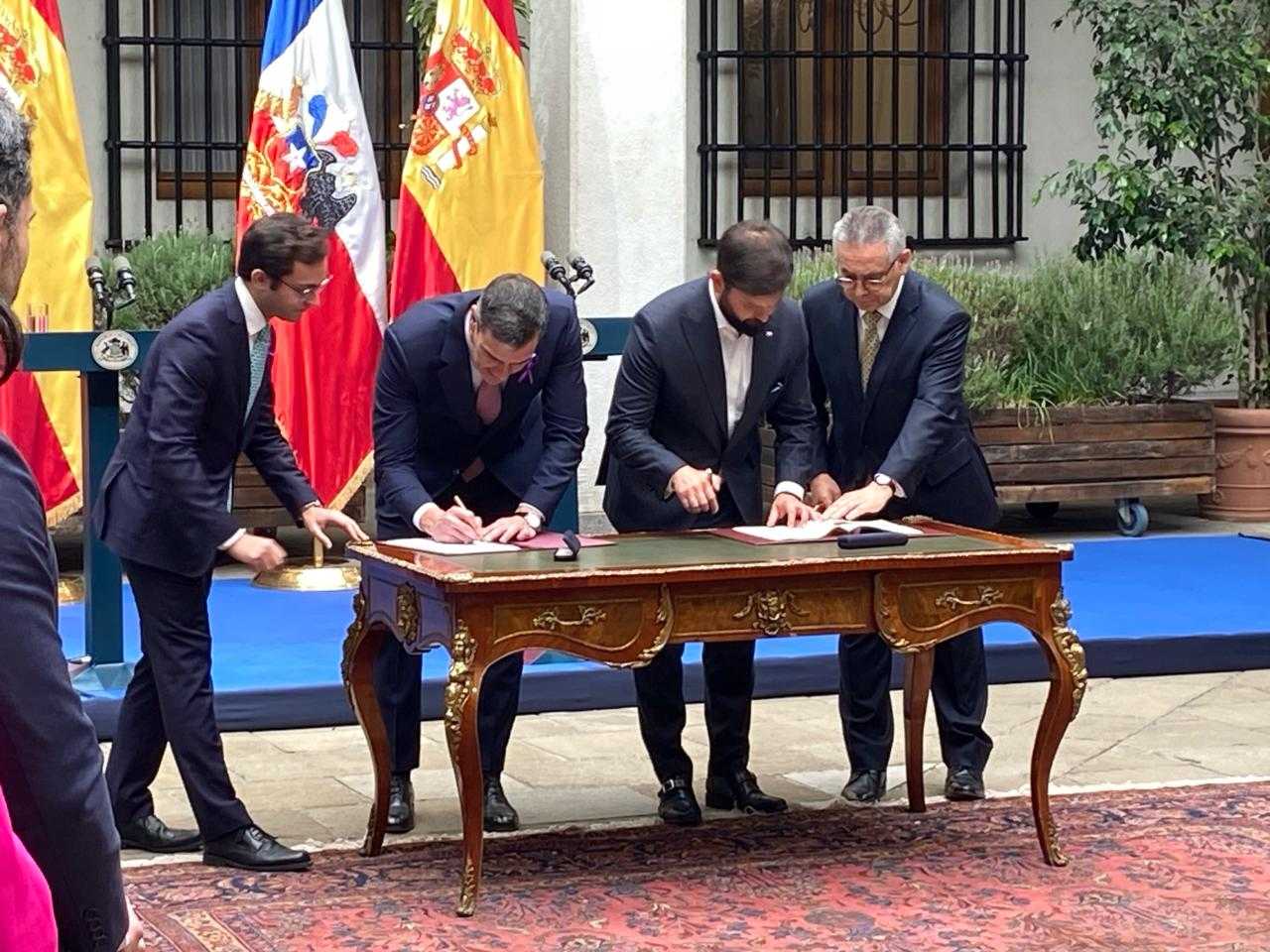 Pedro Sánchez Gabriel Boric firma de acuerdos La Moneda 08-03-2024