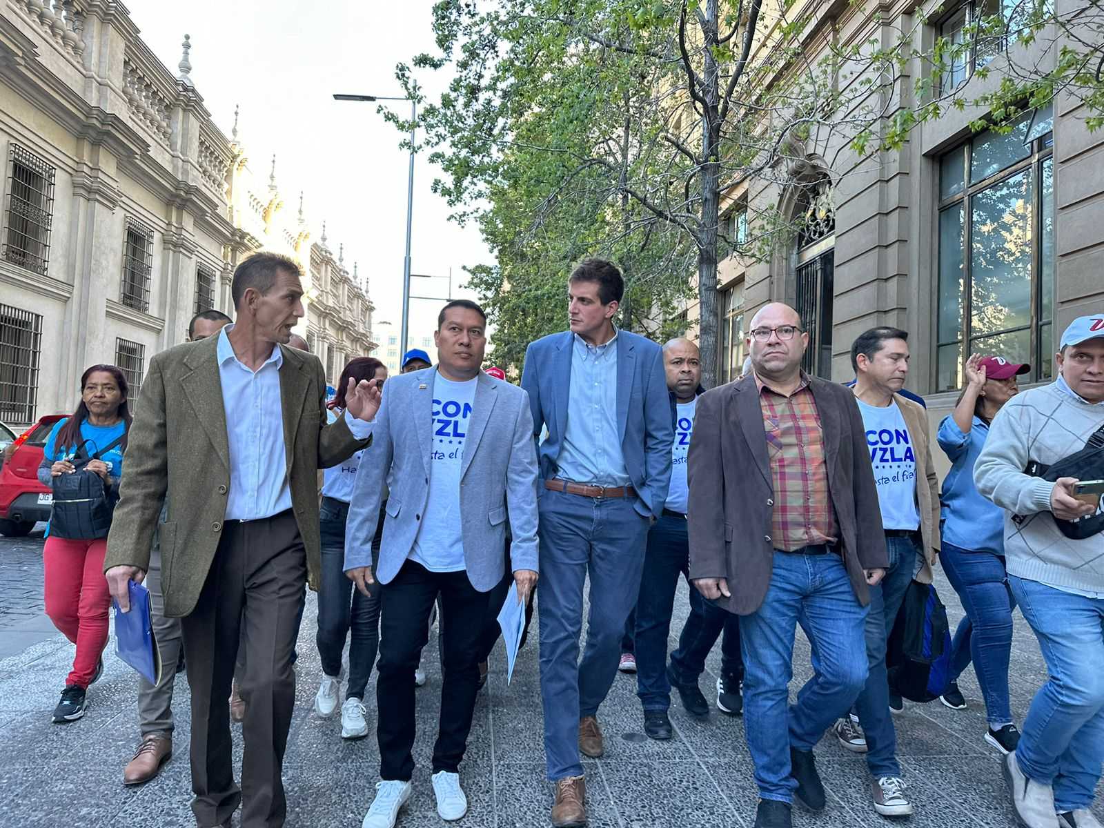 Diputado Diego Schalper junto a dirigentes de Con Venezuela en Chile