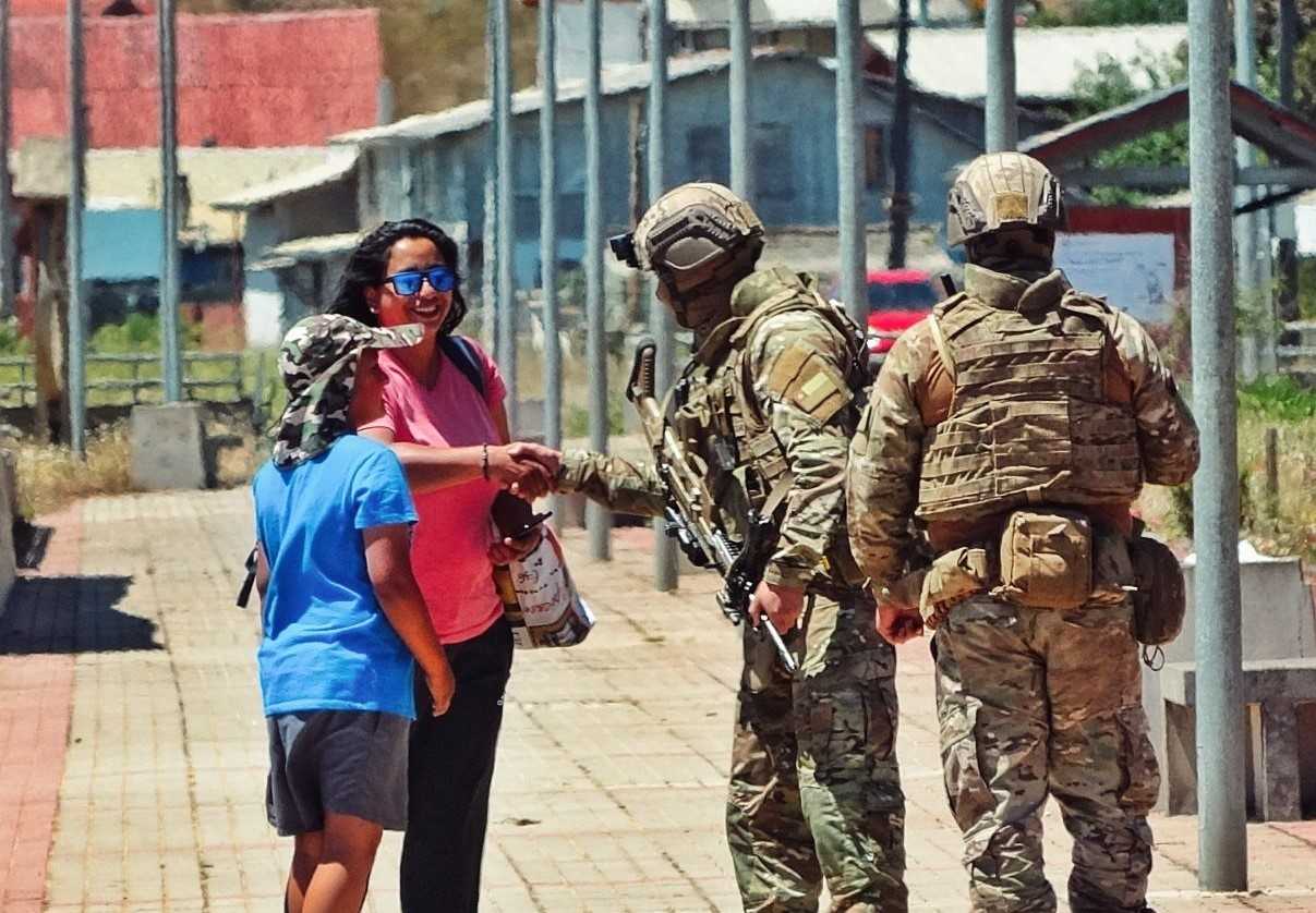 soldados en la calle