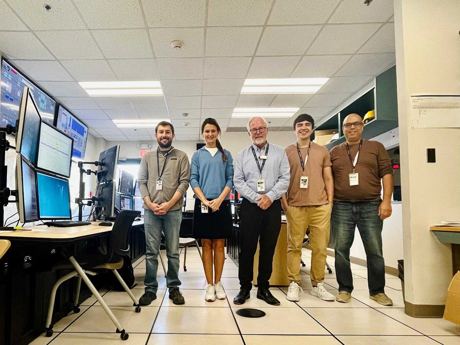 Sala de control de Jefferson Lab.De izquierda a derecha, los investigadores Antonio Radic, Taisiya Mineeva, Will Brooks, Matías Barría y Ahmed El Alaoui