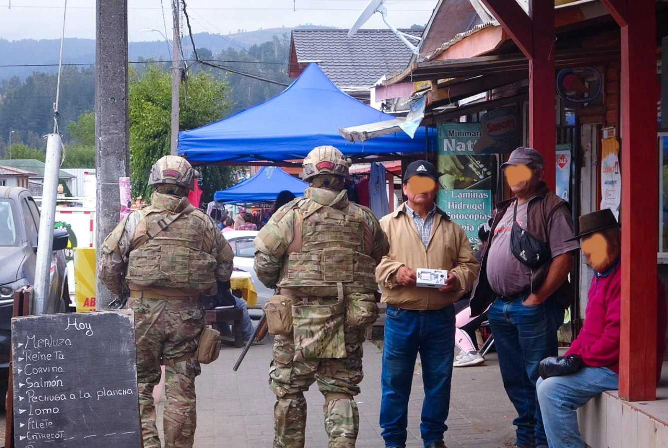 soldados patrullando