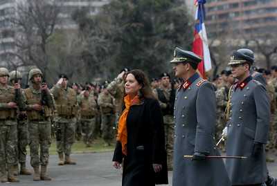 Ministra Maya Fernández y Comandante en jefe del Ejército, general Javier Iturriaga