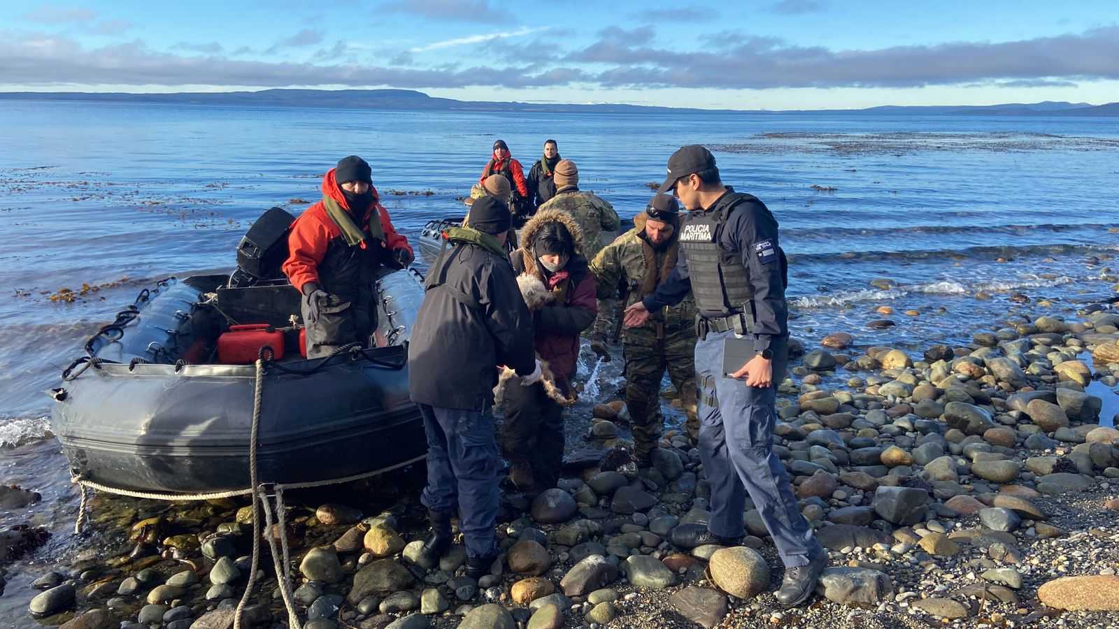 Momento en que equipo de operaciones marítimas en el lugar del incidente dió con el paradadero de la mujer extraviada