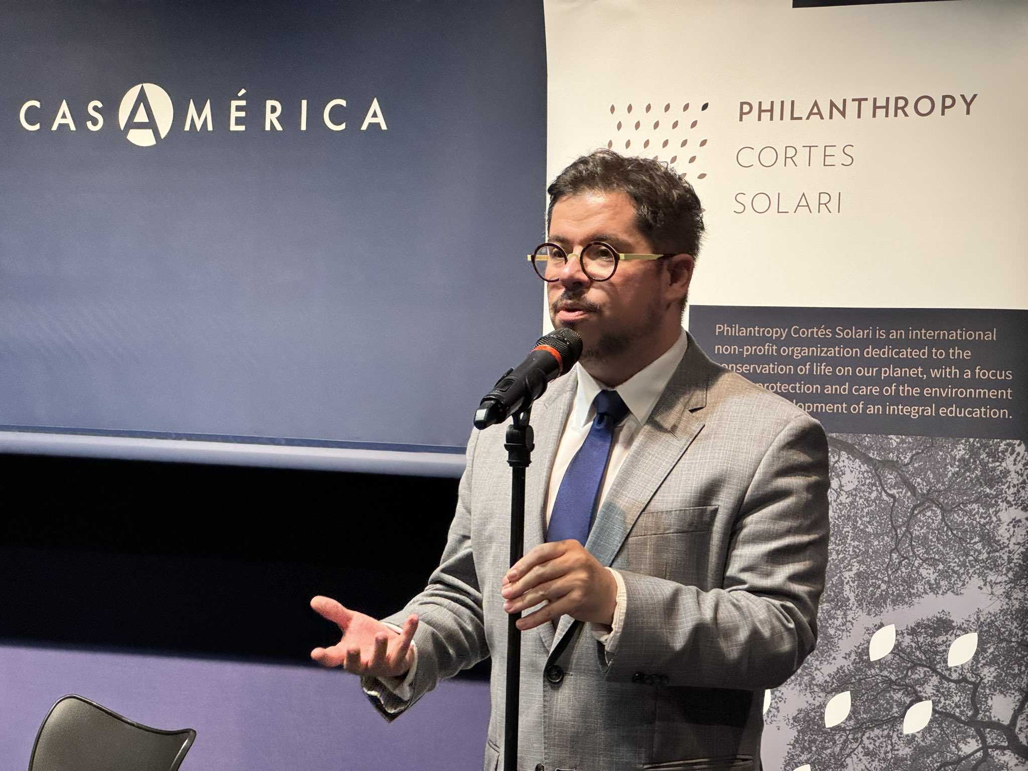 Embajador Javier Velasco