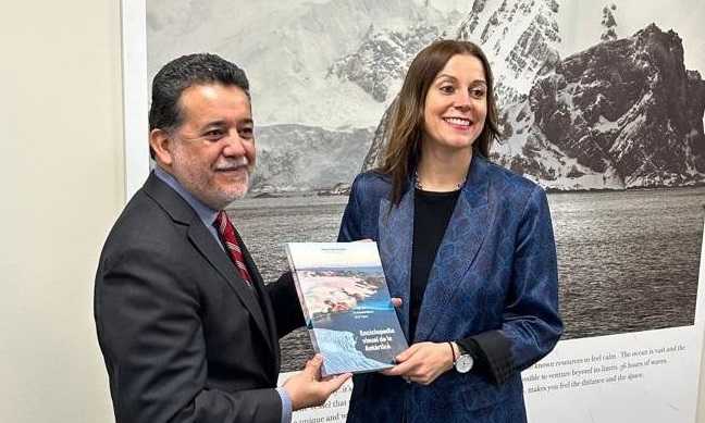 Embajadora de Nueva Zelanda Daniela Rigoli y director de División Antártica de la Cancillería 2