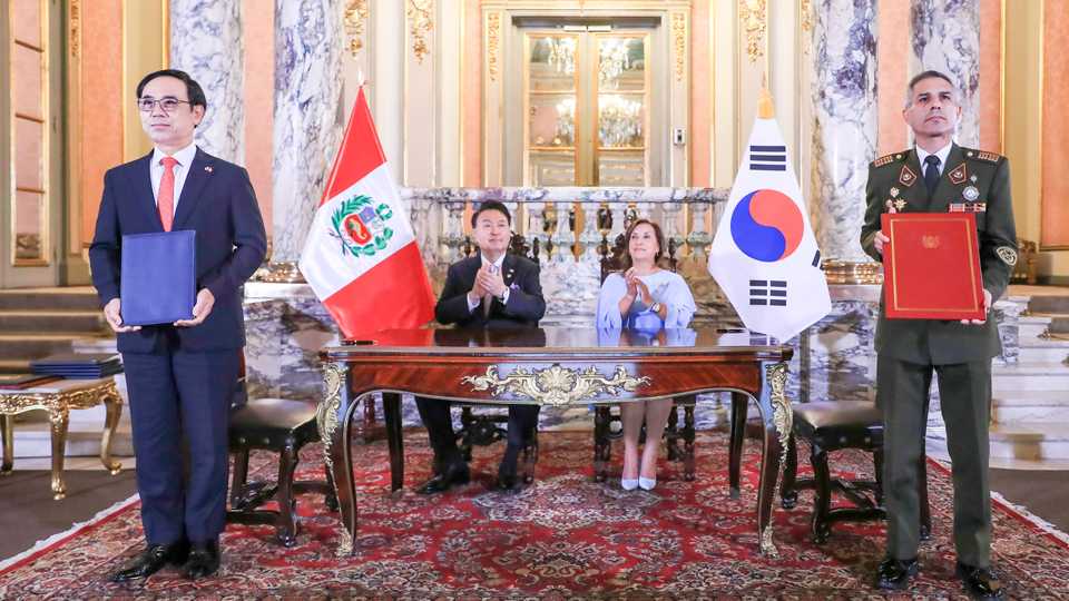 Firma acuerdo Hyundai Arsenal Corea-Perú