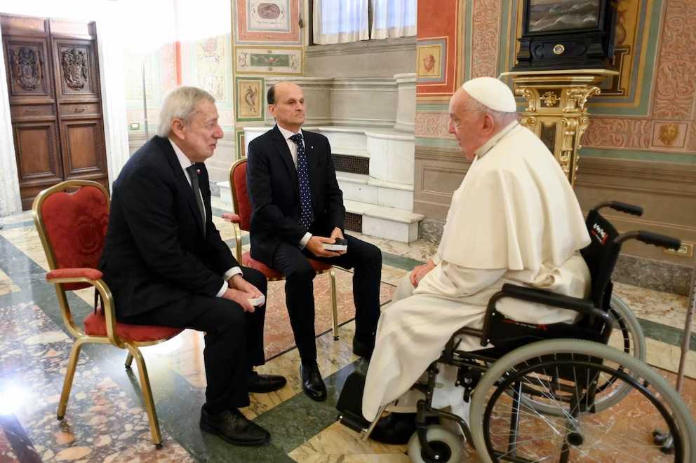 Papa Francisco recibe al canciller Van Klaveren y al embajador argentino 25-11-2024