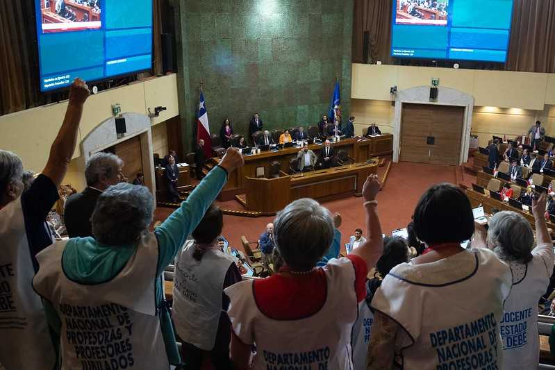 Docentes-festejan-aprobacion-de-proyecto-que-entrega-aporte-por-deunda-historica