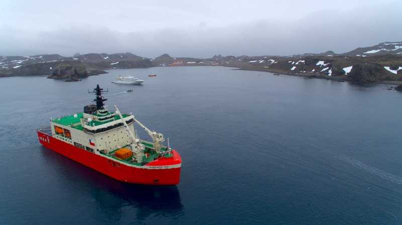 Rompehielos Almirante Viel en Bahía Fildes 12-01-2025
