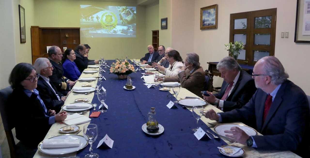 Reunión Ministra Delpiano con ex ministros de Defensa 12-05-2025