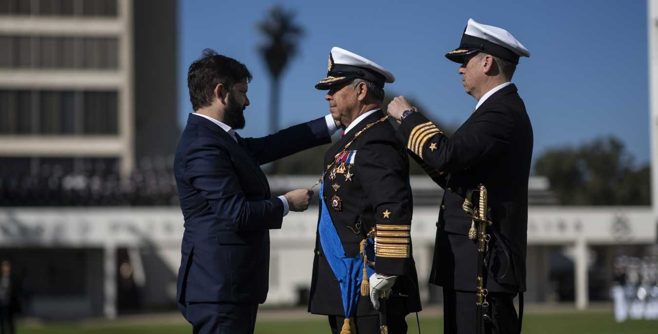 Pdte Gabriel Boric - Cmdte en Jefe de la Armada Almirante Fernando Cabrera