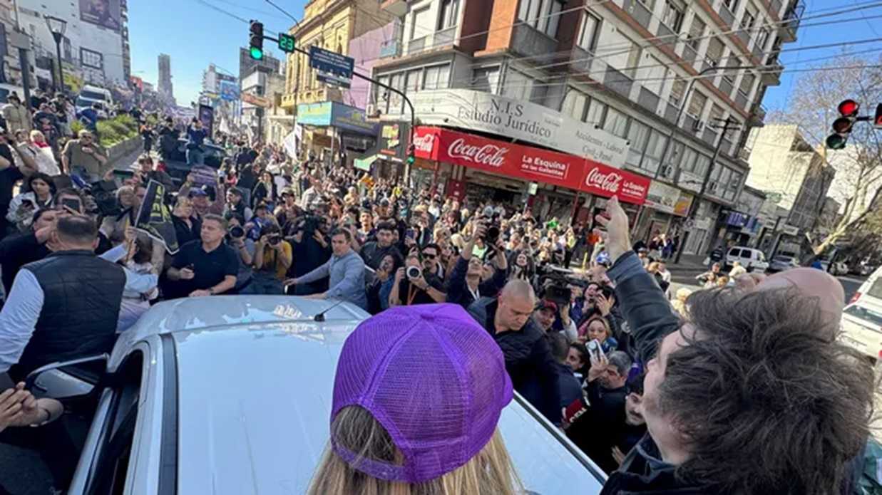 Agreden caravana de Milei en Bs As 27-08-2025