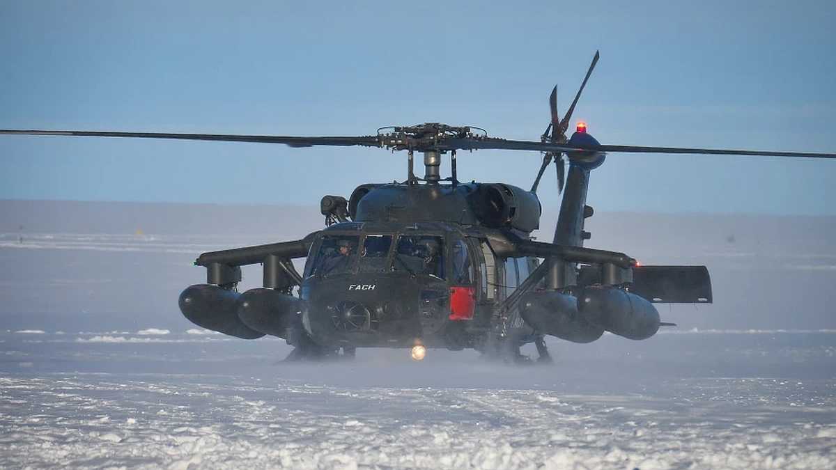 Helicoptero Black Hawk FACH en Campos de Hielo
