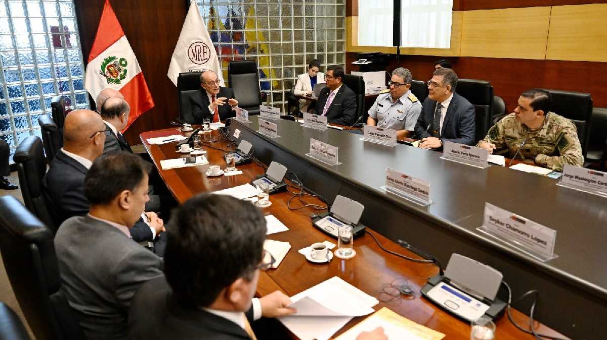Canciller del Perú se reunió con autoridades militares y policiales por crisis migratoria en frontera con Chile