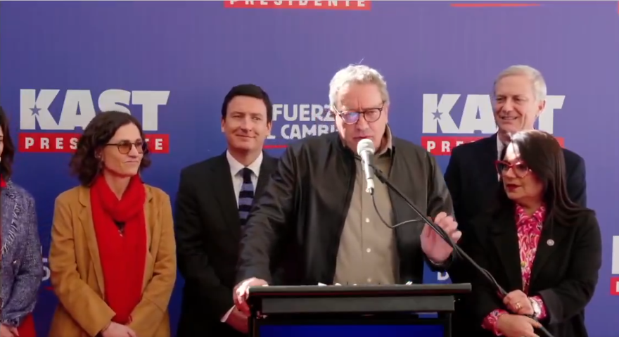 Opera Captura de pantalla_2025-11-10_120455_x.com