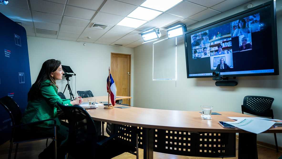 Subsecretaria de RREE y ganadores Feria Antártica Escolar 2025