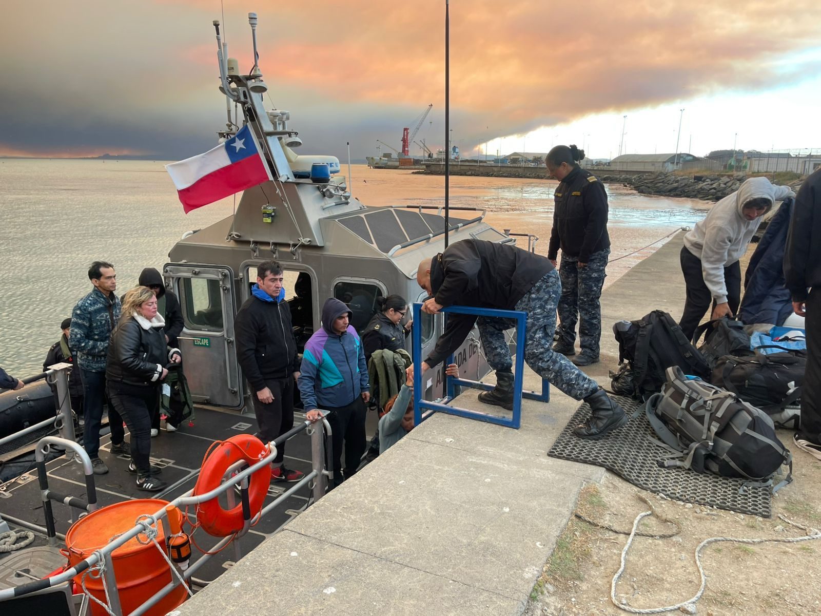 Autoridad maritima de Talcahuano evacua familias desde Lirquen durante incendio