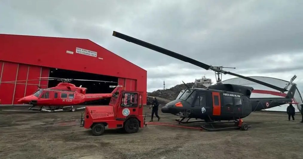 Helicóptero Bell 212 de la Fuerza Aérea del Perú en la Base Presidente Eduardo Frei - Territorio Antártico Chileno (Foto FAP).