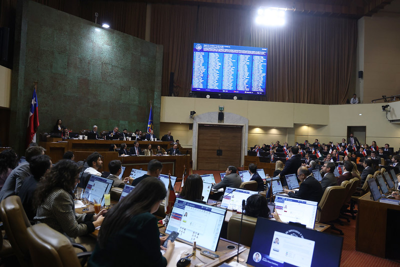 Cámara aprueba “Escuelas Protegidas”: Se incluye revisión de mochilas y sanciones por interrupción de clases
