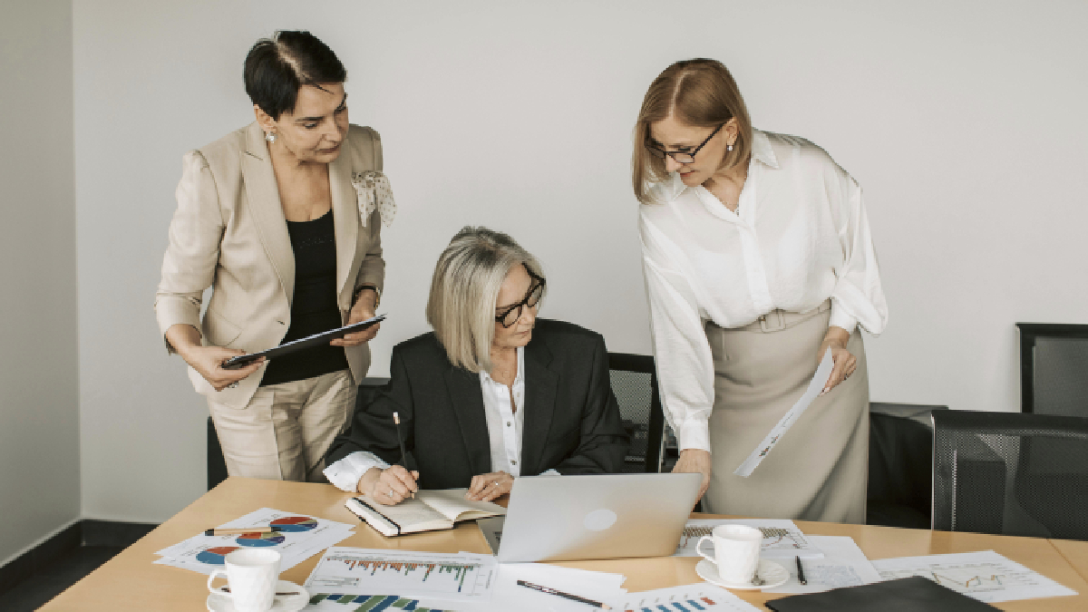 Brecha salarial en gerencias legales: hombres ganan hasta un 25% más que mujeres en Chile