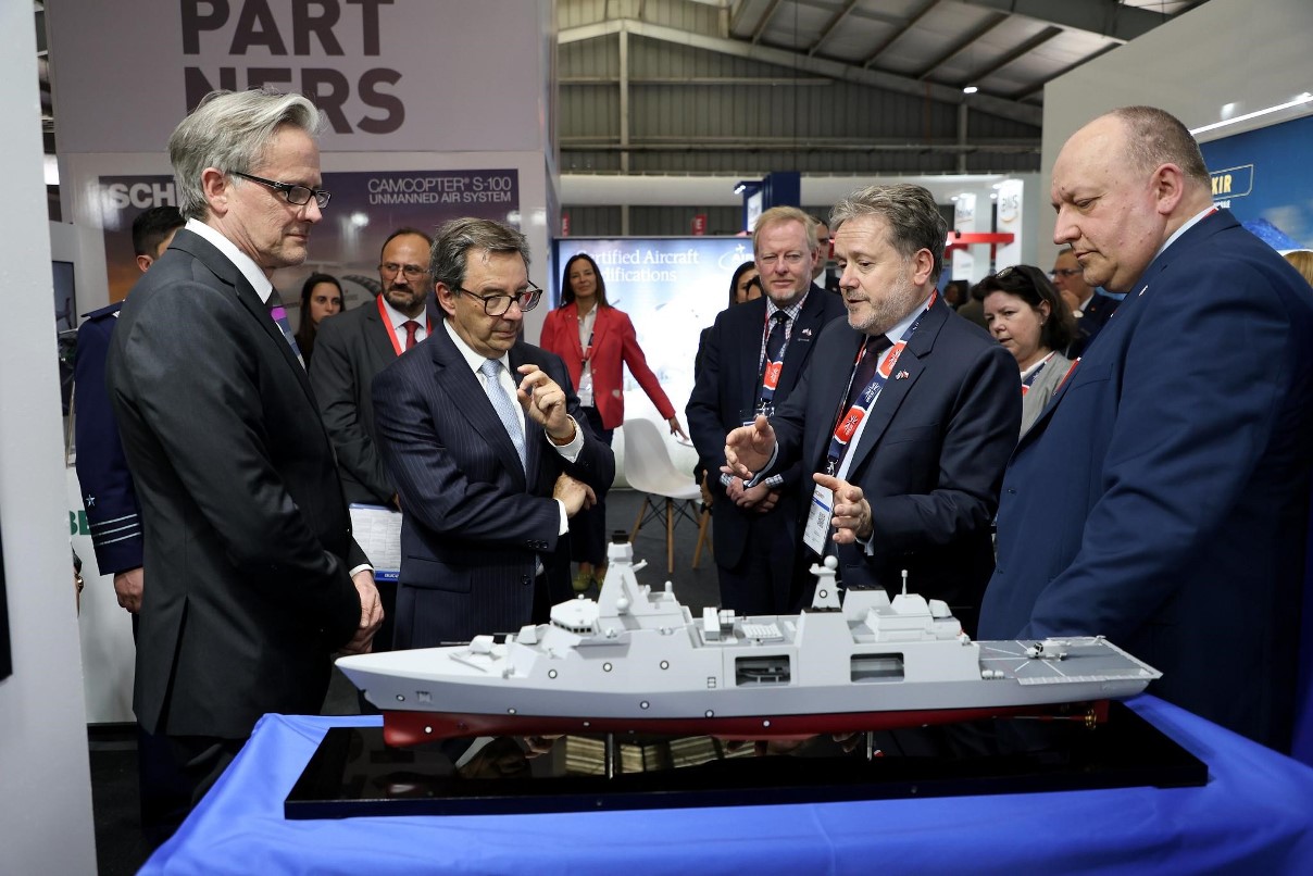 Ministro de Defensa conoce en FIDAE detalles de diseño propuesto por Babcock para renovación de Escuadra Nacional