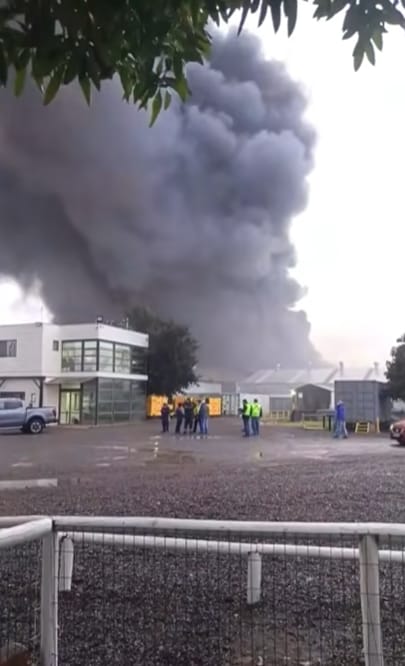 Continúan los trabajos para controlar incendio en El Monte: Hay productos químicos quemándose