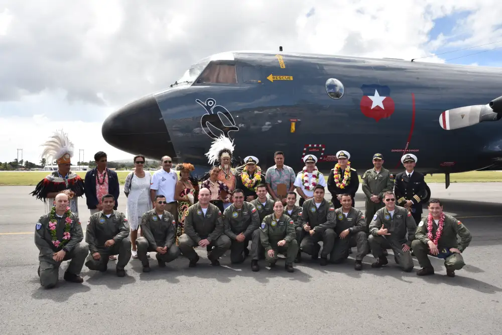 Con ceremonial isleño, Rapa Nui y Armada refuerzan unión con instalación de Manutara en avión de exploración aeromarítima
