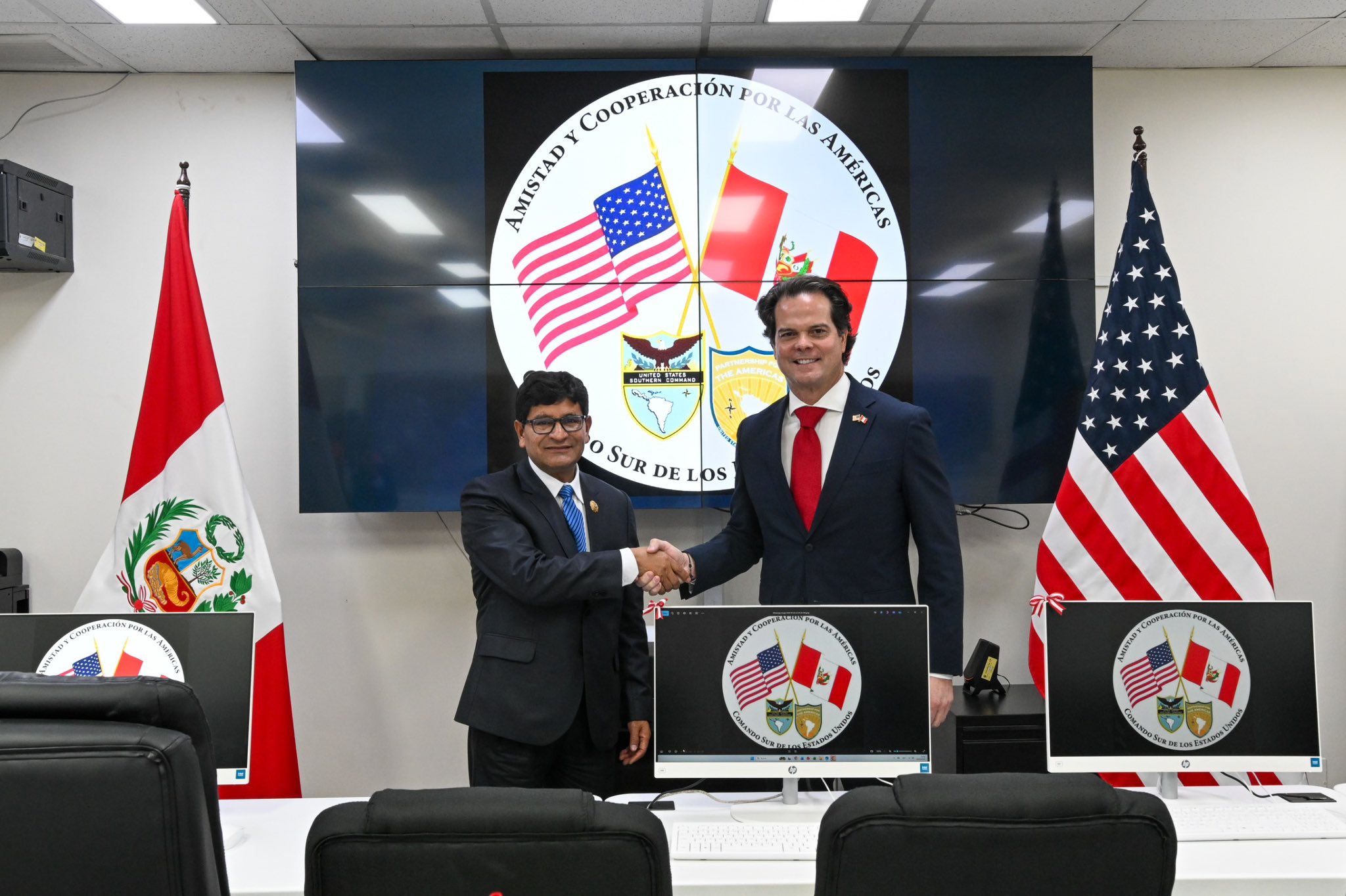 Embajador de EEUU en Perú advierte represalias si no compran los F16