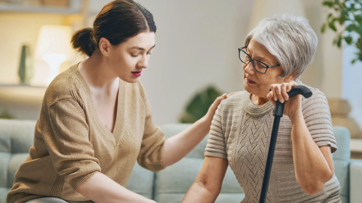 La carga invisible del envejecimiento: el rol que siguen asumiendo las mujeres en Chile