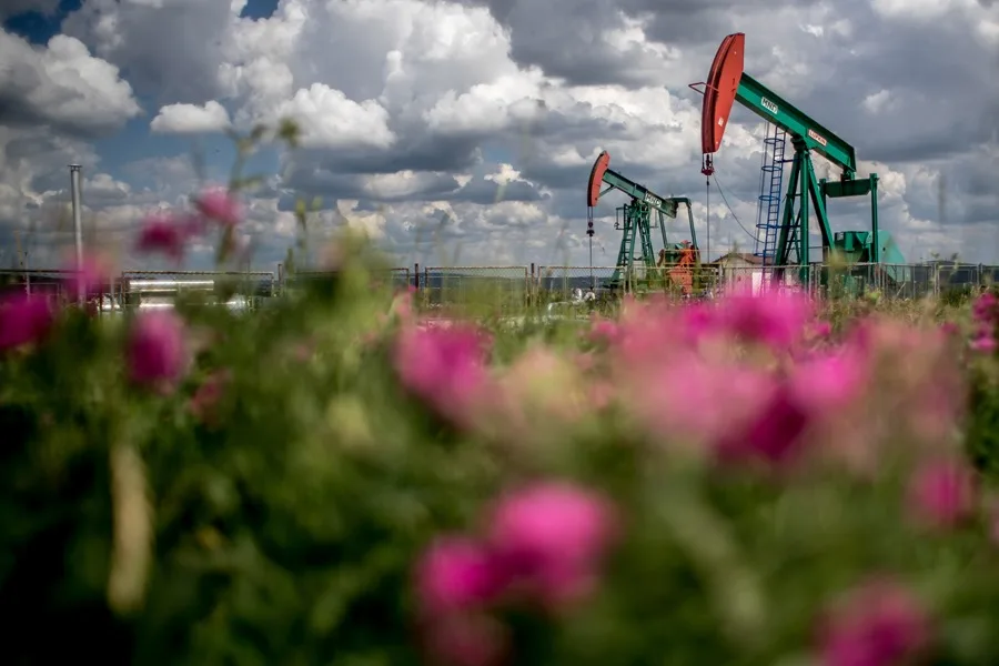 Producción de petróleo registra la mayor caída de la historia en marzo, dice la AIE