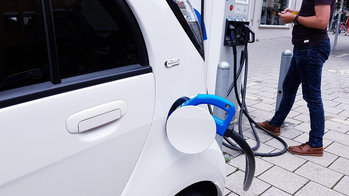 El 94% de los dueños de autos eléctricos declara que el ahorro es uno de los principales motivadores para preferirlo