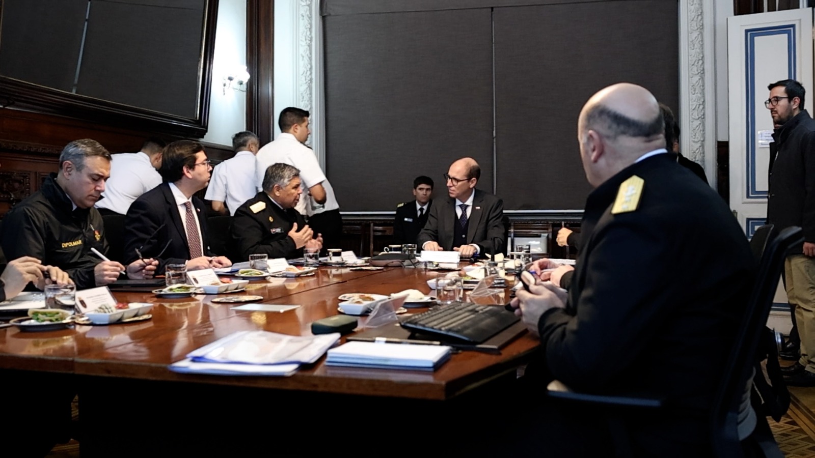 Ministro Arrau se reúne con la CJ de la Armada para fortalecer coordinación frente a amenazas a la seguridad nacional