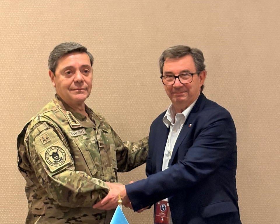 Ministro de Defensa argentino se comunicó con Barros y atribuyó a “desprolijidad” los dichos del general Valverde