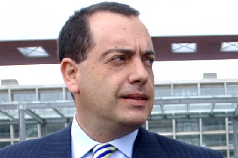 Samuel Donoso busca evitar acceso a celular de senadora Flores con amparo en corte presidida por su hermana