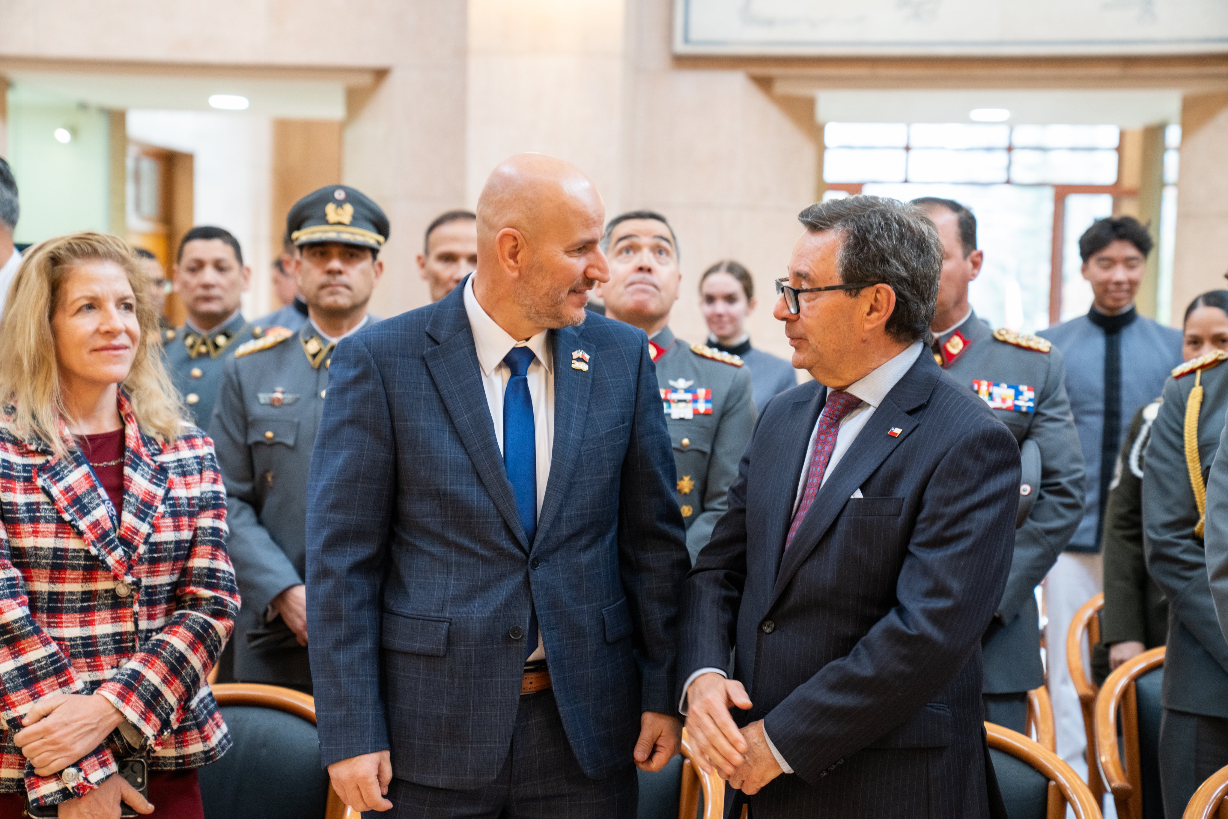 Embajador de EEUU en Chile presiona con firma de ministro de Defensa por Escudo de Las Américas