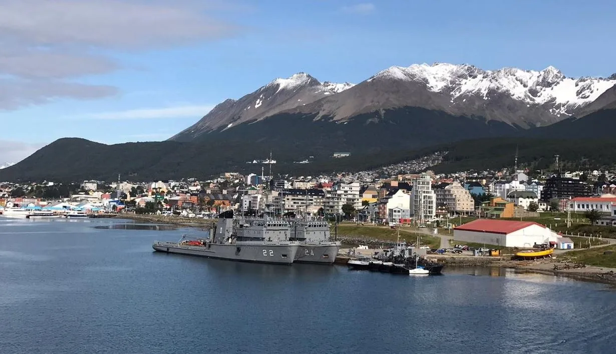 Gobierno de Milei vende terrenos del Ejercito y Armada en Neuquén y Ushuaia