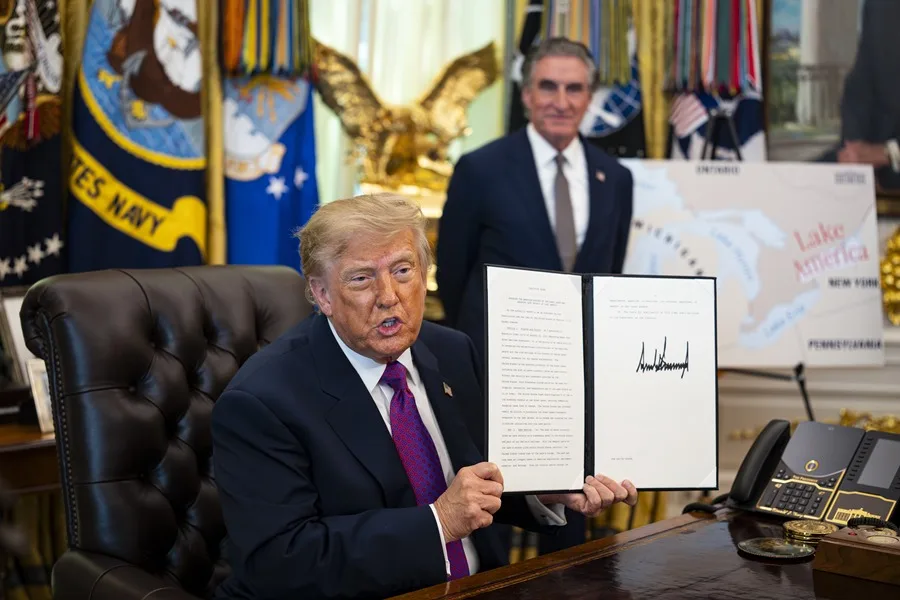 Trump cambia nombre al lago Ontario y ahora va por el Océano Pacífico o Atlántico