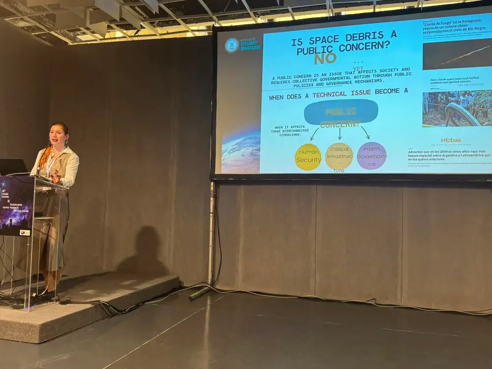En COSPAR 2026, la científica Victoria Valdivia, expuso sobre el riesgo de la basura espacial en la Antártica