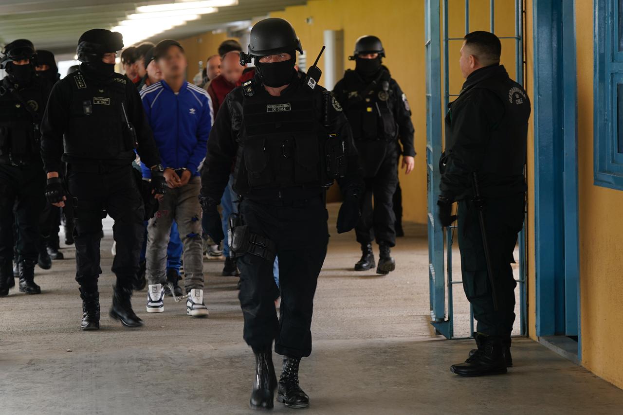 Gendarmería traslada reos de cárcel de Tocopilla por sistema frontal que afecta a Antofagasta